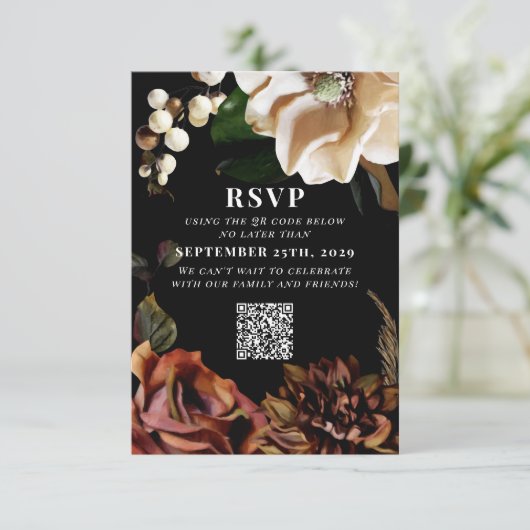 Dark Moody Magnolia Wedding QR Code Bitte beantwor RSVP Karte (Stehend Vorderseite)