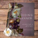 Dark Moody Mauve Floral Modern Wedite Einladung Planer<br><div class="desc">Dieses Hochzeitsplaner-Design besticht durch einen sanften, seitlich lockeren Bouquet aus staubfarbenem Lila-Rosa, cremeweiß, Rose-Rosa, weiche gelbe Blumen und botanisches Grün auf einem weichen violett-rosa, ovalen und moody karkohle schwarzen Hintergrund. Es ist zart und elegant, modern und dennoch Vintag. Es wurde von Simply Farmhouse Press erschaffen und ist Teil der Kartenreihe...</div>