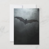 Dark Moody Midnight Bat & Fog Wedding Dinner RSVP Karte (Rückseite)