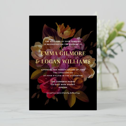 Dark & Moody Modern Painted Floral Wedding Folieneinladung (Stehend vorne)