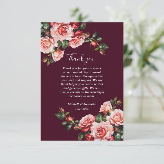 Dark moody pink and red roses burgundy wedding dankeskarte (Stehend Vorderseite)