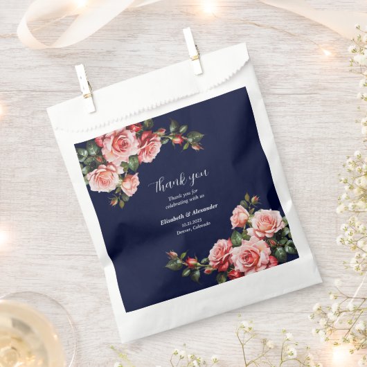 Dark moody pink and red roses navy blue wedding geschenktütchen (Ausgeschnitten)