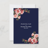 Dark moody pink and red roses navy blue wedding RSVP karte (Rückseite)