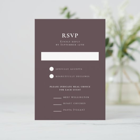 Dark Moody Romantic Floral Wedeption RSVP Karte (Stehend Vorderseite)