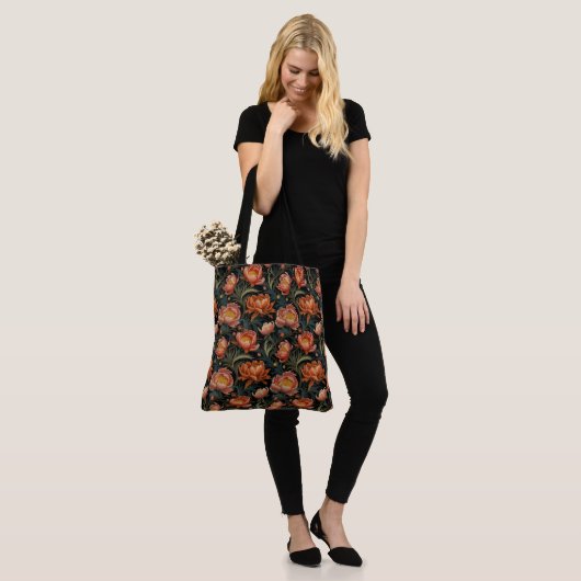 Dark & Moody Vibranly Orange Peony Blume Tasche (Am Model)