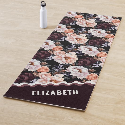 Dark Peonies Floral Pattern | Monogramm Yogamatte (Beispiel)