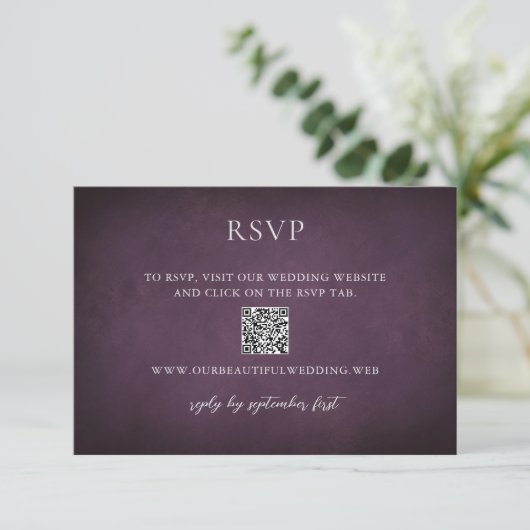 Dark Purple Fine Art Floral Elegant Wedding RSVP Karte (Stehend Vorderseite)
