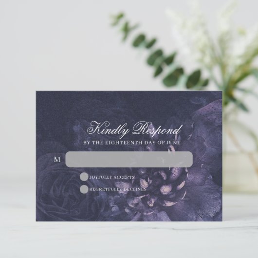 Dark Purple Gothic Boho Floral Wedding RSVP Karte (Stehend Vorderseite)