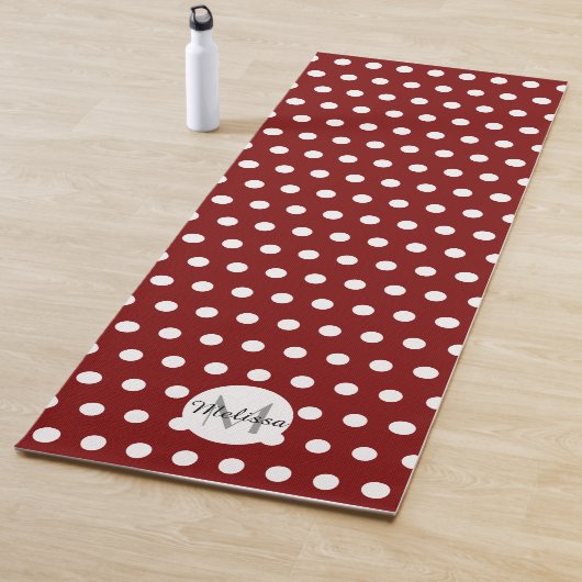 Dark red and white polka dots pattern Monogram Yogamatte (Beispiel)