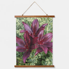 Dark Red Asiatic Lilies Floral Wandteppich Mit Holzrahmen