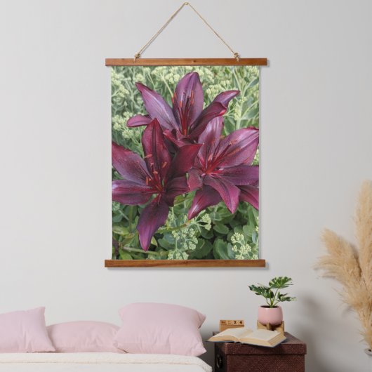 Dark Red Asiatic Lilies Floral Wandteppich Mit Holzrahmen (Schlafzimmer)