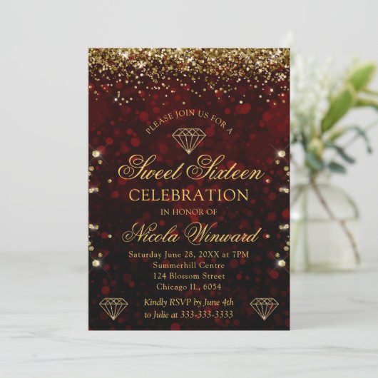 Dark Red Bokeh & Gold Glitzer Sweet 16 Einladung (Stehend Vorderseite)