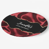 Dark Red Glam Wavy Satin Abstract Design Geburtsta Pappteller (Schrägansicht)