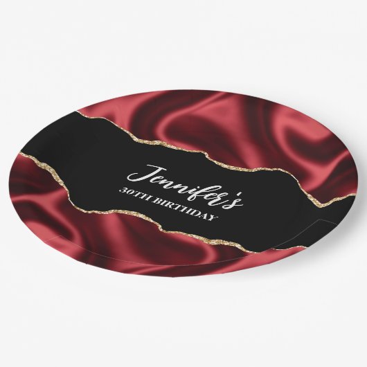 Dark Red Glam Wavy Satin Abstract Design Geburtsta Pappteller (Schrägansicht)
