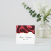 Dark Red Glam Wavy Satin Abstract Design Square Quadratische Visitenkarte (Stehend Vorderseite)