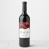 Dark Red Glam Wavy Satin Abstract Design Wedding Weinetikett (Vorderseite)