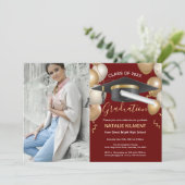 Dark Red Gold Graduate Cap Graduation Party Foto Einladung (Stehend Vorderseite)