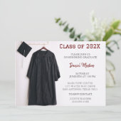 Dark Red Graduation Party Cap and Gown Einladung (Stehend Vorderseite)