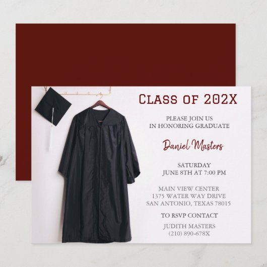 Dark Red Graduation Party Cap and Gown Einladung (Vorne/Hinten)