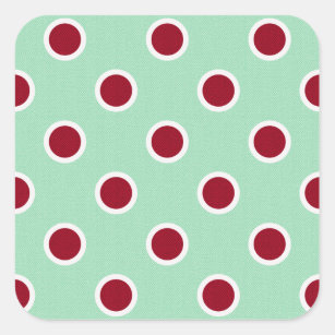 Dark Red Polka Dots auf blassgrün Quadratischer Aufkleber