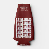 Dark Red Trendy Boho Retro Personalisiert Bridesma Flaschenkühler (Vorderseite)