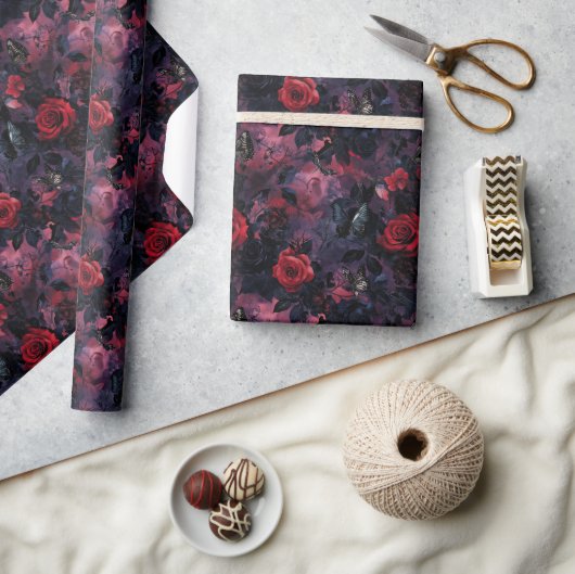 Dark Romantic Gothic Red Roses & Butterflies  Geschenkpapier (Kunsthandwerk)
