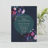 Dark Romantic Moody Florals Jewel Emerald Wedding Einladung (Stehend Vorderseite)