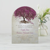 Dark Sangria Herz Leaf Tree Wedding Einladungen (Stehend Vorderseite)
