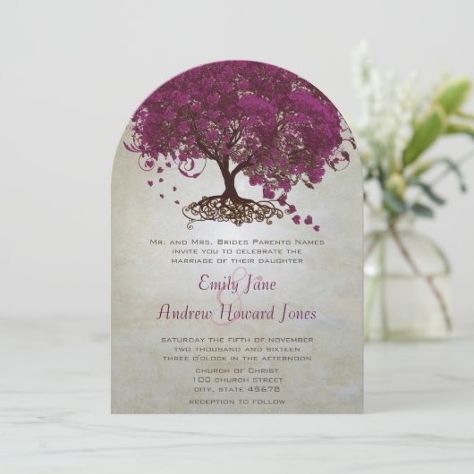 Dark Sangria Herz Leaf Tree Wedding Einladungen (Stehend Vorderseite)