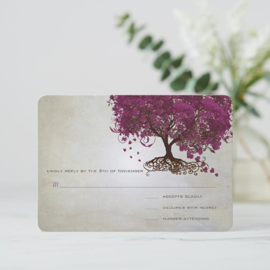 Dark Sangria Herzleaf Tree Wedding RSVP (Stehend Vorderseite)