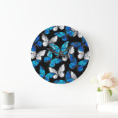 Dark Seamless Pattern with Blue Butterflies Morpho Große Wanduhr (Zuhause)