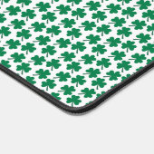 Dark Shamrocks White Schreibtischunterlage (Ecke)