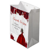 Dark Skin Princess Red Sweet Sixteen Mittlere Geschenktüte (Vorderseite Schrägansicht)