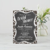 Dark Taupe Giraffe Animal Print; Chalkboard-Look Einladung (Stehend Vorderseite)