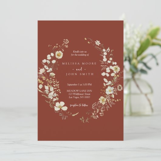 Dark Terracotta Rustic Boho Wildblume Wedding Einladung (Stehend Vorderseite)
