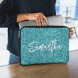 Dark Türkise Glitzer Pinselschrift Laptopschutzhülle<br><div class="desc">Erstellen Sie Ihren eigenen aquamarinen Luxus-Glitzer mit Namen oder Monogramm. Passen Sie den Stil und die Größe des Schriftartes an. Es gibt andere Schriftart-Stile im System. Verschieben,  duplizieren oder löschen Sie die Imitate funkeln Grafik.</div>