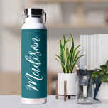 Dark Turquoise White Handwriting Script Custom Trinkflasche<br><div class="desc">Eine niedliche personalisierte türkisfarbene Monogramm-Wasserflasche für ein Mädchen oder einen Typ,  das einfache,  handgeschriebene Geschenke Lieben. Schönes kursives Skript an der Seite Ihrer Flasche,  das Ihren Namen ausdrückt.</div>