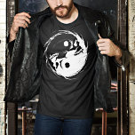 Dark Yin Yang Vampire Skull Religious Symbol T-Shirt<br><div class="desc">Der Dark Yin Yang Vampire Skull Religious Symbol T - Shirt ist eine dunkle und gotische Neuerfindung des Klassikers. Zwei gegensätzliche vampirische Kräfte des Lichts und der Finsternis, die ewig in einem ungebrochenen Rhythmus des Aufruhrs spiralförmig spirituellen. Eine dunkle und makabre Neugestaltung auf Horror-Basis mit handgezeichnet gotischen, dunklen Fantasy-Illustrationen. Dieser...</div>