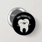 Darn Tooth-in Niedlich Funny Tooth Pun Dark BG Button (Vorne & Hinten)