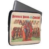 Darstellende Elefanten mit Frauen und Trainer. Laptopschutzhülle (Vorne Rechts)