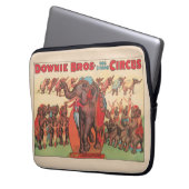 Darstellende Elefanten mit Frauen und Trainer. Laptopschutzhülle (Vorderseite Links)