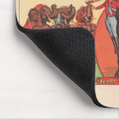 Darstellende Elefanten mit Frauen und Trainer. Mousepad (Ecke)