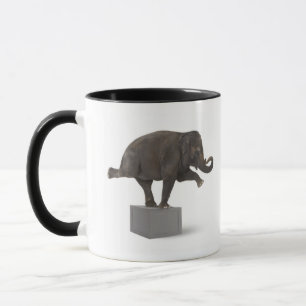 Darstellender Trick des Elefanten auf Kasten Tasse