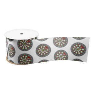 Dart Board auf Weiß Satinband