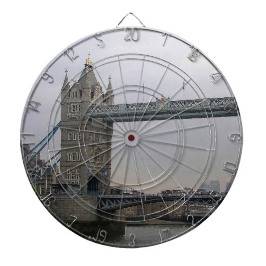 Dart Board mit Tower Bridge über der Themse Dartscheibe (vorne)