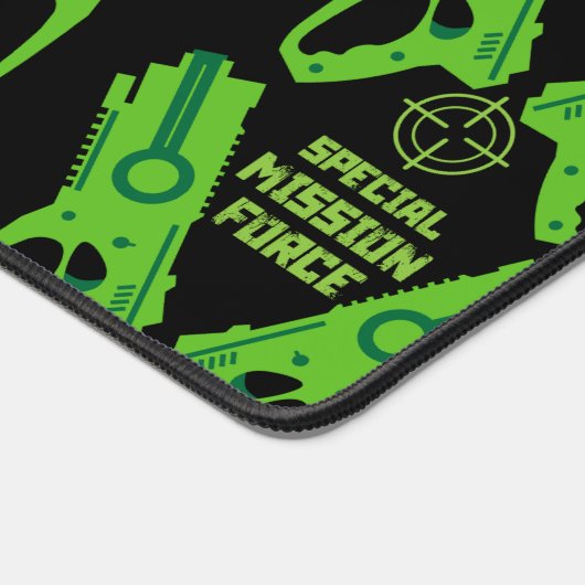 Dart Gun Battle Schreibtischunterlage (Ecke)