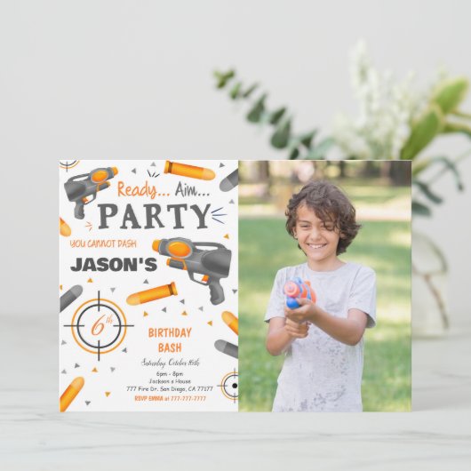 Dart Gun Birthday Party Foto Einladung (Stehend Vorderseite)