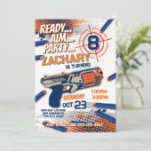 Dart gun-Geburtstagseinladung Einladung (Stehend Vorderseite)