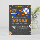 Dart Gun Wars Birthday Party Einladung (Stehend Vorderseite)