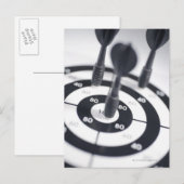 Dart in Bulls Eye Postkarte (Vorne/Hinten)
